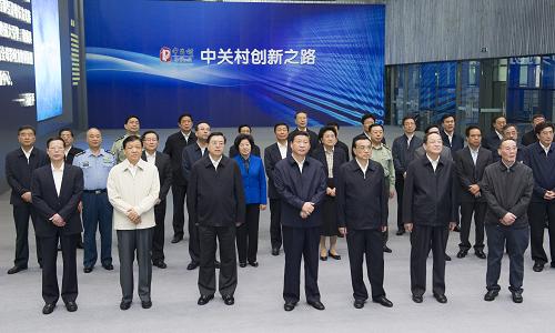 9月30日,中共中央政治局在北京中關(guān)村以實(shí)施創(chuàng)新驅(qū)動發(fā)展戰(zhàn)略為題舉行第九次集體學(xué)習(xí)。這是習(xí)近平、李克強(qiáng)、張德江、俞正聲、劉云山、王岐山、張高麗等參觀中關(guān)村科技創(chuàng)新企業(yè)、科研單位重要創(chuàng)新成果。新華社記者 黃敬文 攝