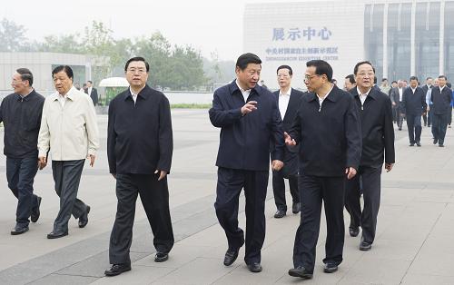 9月30日,中共中央政治局在北京中關(guān)村以實(shí)施創(chuàng)新驅(qū)動發(fā)展戰(zhàn)略為題舉行第九次集體學(xué)習(xí)。這是習(xí)近平、李克強(qiáng)、張德江、俞正聲、劉云山、王岐山、張高麗等參觀中關(guān)村科技創(chuàng)新企業(yè)、科研單位重要創(chuàng)新成果后,邊交談邊走向會場。新華社記者 黃敬文 攝