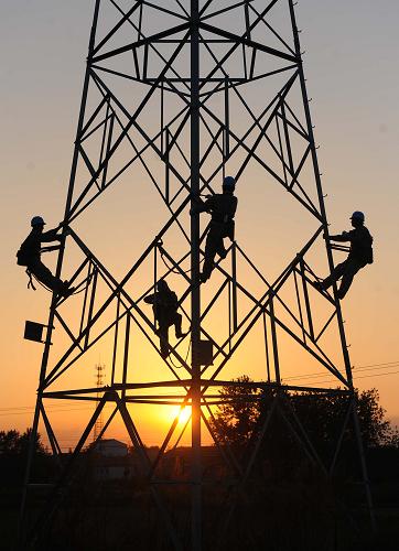 10月1日,電力職工在安徽省滁州市南譙區(qū)境內對輸電線路進行檢修維護,確保國慶長假期間供電安全。當日是“十一”黃金周假期的第一天,許多特殊行業(yè)的勞動者放棄了與家人團聚、出游的機會,堅守在崗位上默默奉獻。新華社發(fā)(宋衛(wèi)星 攝)