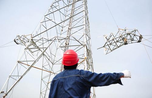 10月1日,在安徽省安慶市望江縣境內,國網安徽送變電工程公司的一名施工人員在安慶一220千伏輸電線路工程建設工地上指揮輸電鐵塔塔材吊裝。新華社發(fā)(鄭賢列 攝)
