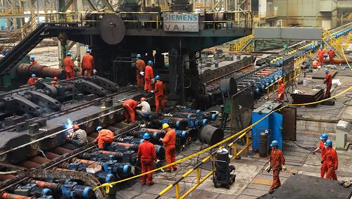 10月1日,工人們在東北特鋼集團大連基地檢修1050軋機,確保設備高效運行。新華社發(fā)(劉德斌 攝)