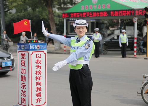 10月1日,山東省滕州市公安局交警大隊的交警顏艷在市中醫(yī)院崗執(zhí)勤。新華社發(fā)(宋海存 攝)