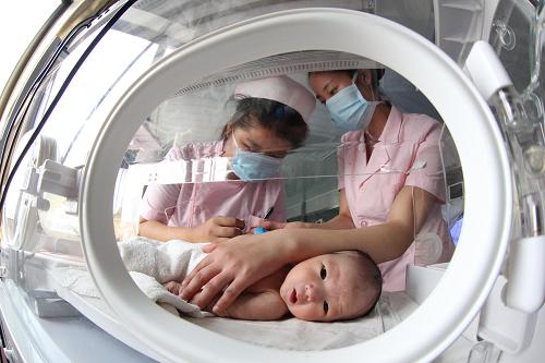 10月1日,江蘇省連云港市贛榆縣人民醫(yī)院的護士在新生兒隔離病房為一名嬰兒輸液。新華社發(fā)(司偉 攝)