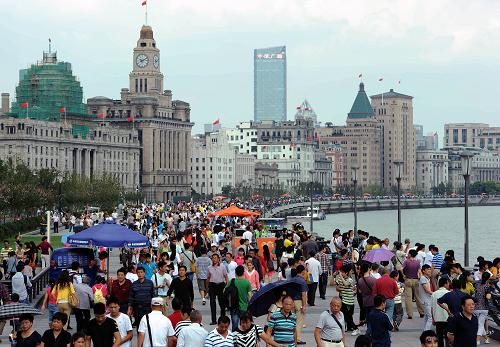 10月1日,上海外灘觀光平臺(tái)游人如織。全國(guó)假日旅游部際協(xié)調(diào)會(huì)議辦公室通報(bào)顯示,2013年國(guó)慶節(jié)黃金周第一天,各地旅游節(jié)慶、主題文化活動(dòng)全面啟動(dòng),全國(guó)處處洋溢著濃郁的節(jié)日氛圍。截至17時(shí),全國(guó)納入監(jiān)測(cè)的122個(gè)直報(bào)景區(qū)共接待游客6669.12萬(wàn)人次,同比增長(zhǎng)24.11%;門票收入15246.86萬(wàn)元,同比增長(zhǎng)25.76%。