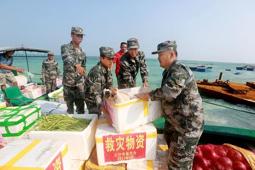 10月4日,三沙海上民兵連趙述島民兵救災(zāi)分隊的人員在搬運救災(zāi)物資。 新華社發(fā)(侯坤 攝)