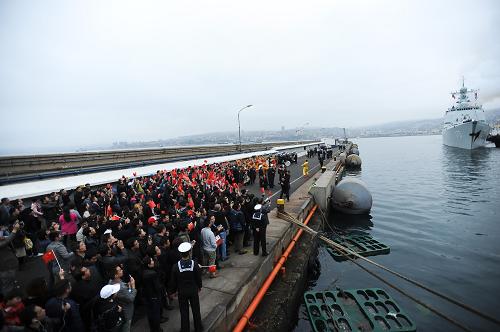 中國海軍艦艇出訪編隊(duì)抵達(dá)智利瓦爾帕萊索 10月6日,在智利瓦爾帕萊索軍港,旅智華僑華人歡迎中國海軍艦艇出訪編隊(duì)。 中國海軍艦艇出訪編隊(duì)當(dāng)?shù)貢r(shí)間10月6日抵達(dá)瓦爾帕萊索,開始對智利進(jìn)行為期5天的友好訪問。這是中國海軍艦艇出訪編隊(duì)此次南美之行的第一站。 新華社發(fā)(豪爾赫·比列加斯攝)