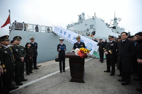 10月6日,在智利瓦爾帕萊索軍港,中國海軍艦艇出訪編隊(duì)指揮員、南海艦隊(duì)副參謀長李曉巖(中右)向媒體介紹編隊(duì)情況。 中國海軍艦艇出訪編隊(duì)當(dāng)?shù)貢r(shí)間10月6日抵達(dá)瓦爾帕萊索,開始對智利進(jìn)行為期5天的友好訪問。這是中國海軍艦艇出訪編隊(duì)此次南美之行的第一站。 新華社發(fā)(豪爾赫·比列加斯攝)
