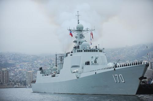 10月6日,在智利瓦爾帕萊索軍港,中國海軍艦艇出訪編隊(duì)導(dǎo)彈驅(qū)逐艦蘭州艦緩緩靠岸。 由海軍南海艦隊(duì)導(dǎo)彈驅(qū)逐艦蘭州艦、導(dǎo)彈護(hù)衛(wèi)艦柳州艦和東海艦隊(duì)綜合補(bǔ)給艦鄱陽湖艦組成的中國海軍艦艇編隊(duì)6日抵達(dá)智利瓦爾帕萊索,開始對智利進(jìn)行為期5天的訪問。 新華社發(fā)(豪爾赫·比列加斯攝)