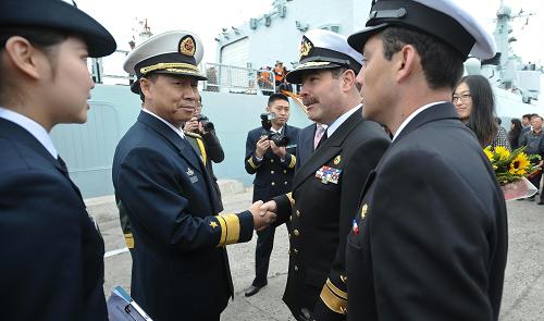 10月6日,在智利瓦爾帕萊索軍港,智利海軍審計(jì)部門負(fù)責(zé)人克里斯蒂安·梅亞少將迎接中國海軍艦艇出訪編隊(duì)指揮員、南海艦隊(duì)副參謀長李曉巖。 中國海軍艦艇出訪編隊(duì)當(dāng)?shù)貢r(shí)間10月6日抵達(dá)瓦爾帕萊索,開始對智利進(jìn)行為期5天的友好訪問。這是中國海軍艦艇出訪編隊(duì)此次南美之行的第一站。 新華社發(fā)(豪爾赫·比列加斯攝)