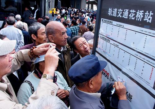10月16日,一些上海市民乘坐上海地鐵11號線抵達江蘇花橋地區(qū)后查看當地公交車信息。新華社記者 陳飛 攝