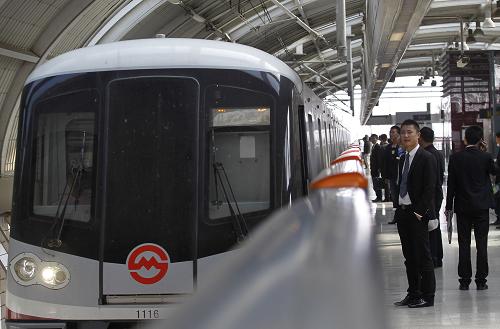10月16日,乘客在上海軌道交通11號線的安亭站內準備上車。新華社發(fā) (丁汀 攝)