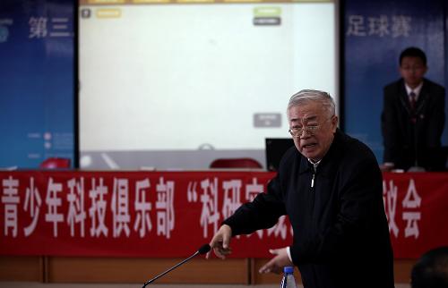 院士專家評(píng)議中學(xué)生科技實(shí)踐項(xiàng)目 10月26日,在中國(guó)人民大學(xué)附屬中學(xué),王乃彥院士在點(diǎn)評(píng)北京二中學(xué)生彭博做的實(shí)踐項(xiàng)目展示。 當(dāng)日,北京青少年科技俱樂(lè)部“科研實(shí)踐”活動(dòng)評(píng)議會(huì)在中國(guó)人民大學(xué)附屬中學(xué)舉行,王綬琯、黎樂(lè)民、匡廷云、鄭哲敏、王乃彥等院士、來(lái)自北大、清華等大學(xué)的教授和中科院各研究所的研究員50多人評(píng)議了由中學(xué)生做的25個(gè)科研實(shí)踐項(xiàng)目。2003年至今,先后有近500人次的專家(其中院士73人次)、300多名完成優(yōu)秀科研成果的中學(xué)生參加評(píng)議活動(dòng),大手拉小手,為科學(xué)的明天鋪路搭橋。 新華社記者金立旺攝