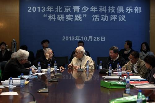 10月26日,在中國(guó)人民大學(xué)附屬中學(xué),王綬琯院士(前右四)和王乃彥院士(前右五)等在評(píng)議會(huì)前討論。 當(dāng)日,北京青少年科技俱樂(lè)部“科研實(shí)踐”活動(dòng)評(píng)議會(huì)在中國(guó)人民大學(xué)附屬中學(xué)舉行,王綬琯、黎樂(lè)民、匡廷云、鄭哲敏、王乃彥等院士、來(lái)自北大、清華等大學(xué)的教授和中科院各研究所的研究員50多人評(píng)議了由中學(xué)生做的25個(gè)科研實(shí)踐項(xiàng)目。2003年至今,先后有近500人次的專家(其中院士73人次)、300多名完成優(yōu)秀科研成果的中學(xué)生參加評(píng)議活動(dòng),大手拉小手,為科學(xué)的明天鋪路搭橋。 新華社記者金立旺攝