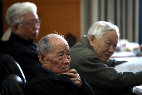 10月26日,在中國(guó)人民大學(xué)附屬中學(xué),鄭哲敏院士(中)等專家在聽(tīng)取學(xué)生的報(bào)告。 當(dāng)日,北京青少年科技俱樂(lè)部“科研實(shí)踐”活動(dòng)評(píng)議會(huì)在中國(guó)人民大學(xué)附屬中學(xué)舉行,王綬琯、黎樂(lè)民、匡廷云、鄭哲敏、王乃彥等院士、來(lái)自北大、清華等大學(xué)的教授和中科院各研究所的研究員50多人評(píng)議了由中學(xué)生做的25個(gè)科研實(shí)踐項(xiàng)目。2003年至今,先后有近500人次的專家(其中院士73人次)、300多名完成優(yōu)秀科研成果的中學(xué)生參加評(píng)議活動(dòng),大手拉小手,為科學(xué)的明天鋪路搭橋。 新華社記者金立旺攝