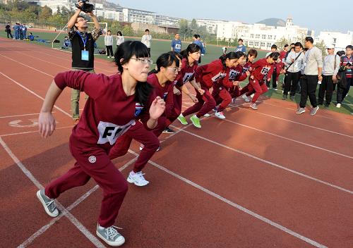 10月26日,女子組考生在參加800米測(cè)試。 當(dāng)日,我國(guó)第二批潛航員學(xué)員選拔在青島正式啟動(dòng),130名考生(包括39名女性)將通過(guò)初選、復(fù)選和定選三個(gè)階段的激烈競(jìng)爭(zhēng),角逐6個(gè)潛航員學(xué)員名額,其中包括2個(gè)女性學(xué)員名額。 初選包括潛航員職業(yè)能力與特質(zhì)測(cè)試、專業(yè)基礎(chǔ)能力測(cè)試、體質(zhì)體能測(cè)試和心理測(cè)試等,初選將篩選出50人進(jìn)入復(fù)選;經(jīng)過(guò)醫(yī)學(xué)檢查、心理面試和職業(yè)能力結(jié)構(gòu)化測(cè)試等復(fù)選環(huán)節(jié)后,將有20人進(jìn)入定選;定選內(nèi)容包括暈船測(cè)試和綜合面試,之后將有10人被確定為目標(biāo)人選。預(yù)計(jì)11月下旬將公布最終選拔結(jié)果。 新華社記者 李紫恒 攝