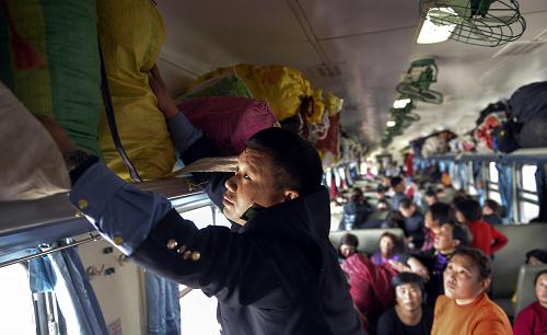10月26日,列車員方海兵在列車上整理行李架。 當(dāng)日,由烏魯木齊開往徐州的L208次農(nóng)民工專列駛離烏魯木齊站,這是烏魯木齊鐵路局今年冬運(yùn)發(fā)出的首趟農(nóng)民工專列。今年冬運(yùn)期間,烏魯木齊鐵路局預(yù)計(jì)將運(yùn)送出疆旅客302萬人次,其中運(yùn)送返鄉(xiāng)農(nóng)民工達(dá)182萬人次。 新華社記者 江文耀 攝