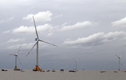 這是2013年10月18日拍攝的國電龍?jiān)唇K省如東縣海上風(fēng)電場一角。該風(fēng)電場是國內(nèi)首個海上風(fēng)電場示范項(xiàng)目,目前總裝機(jī)容量達(dá)232兆瓦,被《亞洲電力》授予“2013年亞洲電力獎年度最佳風(fēng)電項(xiàng)目獎”。新華社發(fā)(許叢軍 攝)