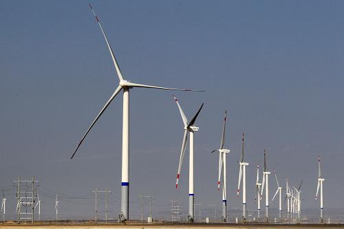 這是2013年10月25日拍攝的即將投運(yùn)的中電投新疆哈密煙墩西20萬千瓦風(fēng)力發(fā)電場。新疆哈密風(fēng)電、光電資源豐富,截至目前,新疆哈密獲得核準(zhǔn)風(fēng)電項(xiàng)目55個,總規(guī)模426.9萬千瓦,現(xiàn)已有22個風(fēng)電項(xiàng)目并網(wǎng)發(fā)電,容量達(dá)126.9萬千瓦;獲得核準(zhǔn)光伏項(xiàng)目31個,總規(guī)模66萬千瓦,現(xiàn)已有11個光伏發(fā)電站并網(wǎng)發(fā)電,容量達(dá)21.5萬千瓦。新華社發(fā)(蔡增樂 攝)