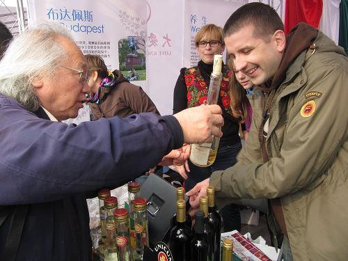“大愛無國(guó)界”國(guó)際義賣活動(dòng)在北京舉行 11月2日,一名老人在國(guó)際義賣活動(dòng)現(xiàn)場(chǎng)向工作人員咨詢酒類義賣品。 當(dāng)日,以“水——生命之源,為云南貧困山區(qū)捐建水窖”為主題的第五屆“大愛無國(guó)界”國(guó)際義賣活動(dòng)在北京朝陽(yáng)公園舉行。來自70余國(guó)駐華使館和20余家國(guó)際組織駐華代表機(jī)構(gòu)的人員,以設(shè)臺(tái)參展和現(xiàn)場(chǎng)捐款兩種形式參加義賣,所籌款項(xiàng)將全部用于在云南省金平、麻栗坡兩縣建設(shè)飲水項(xiàng)目。 據(jù)了解,金平、麻栗坡兩縣均為國(guó)家級(jí)貧困縣。這兩個(gè)項(xiàng)目建成后,將解決兩縣2450余名村民和560余頭牲畜的飲水困難問題。 新華社發(fā)(許睿 攝)