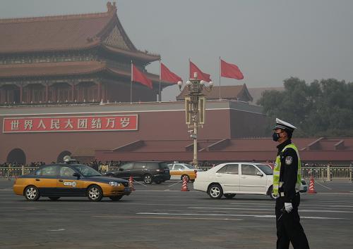 霧霾下的北京 11月2日,一名交警戴著口罩在天安門廣場執(zhí)勤。 當(dāng)日,北京籠罩在霧霾中。當(dāng)日14時,北京市環(huán)保監(jiān)測中心的實時發(fā)布平臺顯示,北京城區(qū)和郊區(qū)的所有環(huán)境評價點的空氣質(zhì)量均顯示為五級重度污染。 新華社記者羅曉光攝