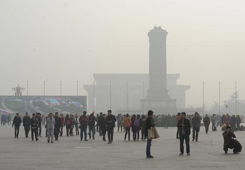 11月2日,游客在霧霾中的天安門廣場游玩。 當(dāng)日,北京籠罩在霧霾中。當(dāng)日14時,北京市環(huán)保監(jiān)測中心的實時發(fā)布平臺顯示,北京城區(qū)和郊區(qū)的所有環(huán)境評價點的空氣質(zhì)量均顯示為五級重度污染。 新華社記者羅曉光攝