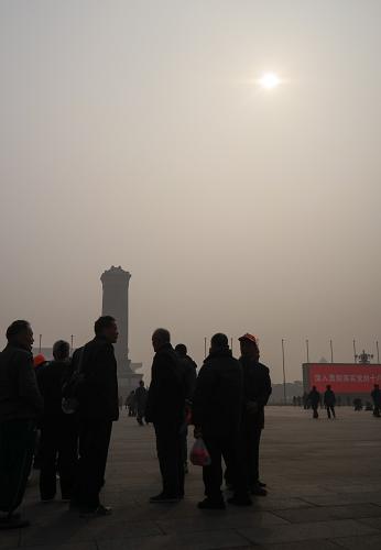 11月2日,游客在霧霾中的天安門廣場游玩。 當(dāng)日,北京籠罩在霧霾中。當(dāng)日14時,北京市環(huán)保監(jiān)測中心的實時發(fā)布平臺顯示,北京城區(qū)和郊區(qū)的所有環(huán)境評價點的空氣質(zhì)量均顯示為五級重度污染。 新華社記者羅曉光攝