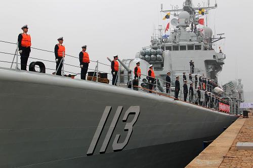 11月3日,導彈驅逐艦青島艦徐徐駛抵青島某軍港,官兵在甲板整齊列隊。參加完中美聯(lián)演及東盟防長擴大會議首次海上安全實兵演習的海軍113艦艇編隊,圓滿完成對美國、澳大利亞和新西蘭的友好訪問后,11月3日載譽回國。上午9時,出訪官兵以嚴整的軍容在甲板整齊列隊,懸掛滿旗的導彈驅逐艦青島艦、導彈護衛(wèi)艦臨沂艦、綜合補給艦洪澤湖艦依次進入青島某軍港。10時整,編隊指揮艦青島艦最后靠港完畢。海軍北海艦隊在碼頭舉行了隆重的歡迎儀式。此次艦艇編隊出訪官兵共有680多人,攜艦載直升機一架,8月20日從青島出發(fā),歷時76天,總航程19000余海里,期間兩次跨越國際日期變更線,橫跨6個時區(qū),兩次穿越赤道。新華社記者 查春明 攝