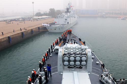 11月3日,導彈驅逐艦青島艦徐徐駛抵青島某軍港。新華社記者 查春明 攝