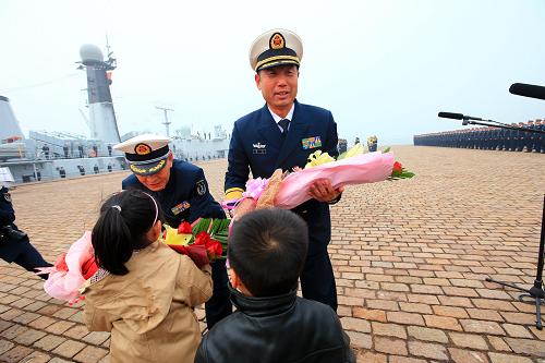 11月3日,青島市小朋友向編隊指揮員獻花。新華社記者 查春明 攝
