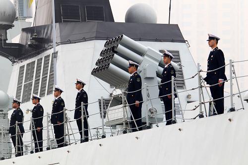 11月3日,導彈護衛(wèi)艦臨沂艦官兵在甲板整齊列隊。新華社記者 查春明 攝