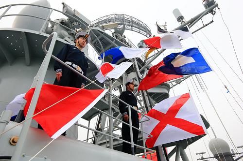 11月3日,導彈驅逐艦青島艦徐徐駛抵青島某軍港。新華社記者 查春明 攝