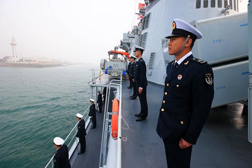 11月3日,導彈驅逐艦青島艦徐徐駛抵青島某軍港,官兵整齊列隊。新華社記者 查春明 攝