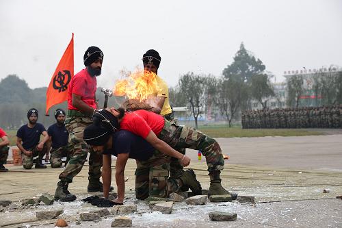 11月5日,在成都軍區(qū)某綜合訓(xùn)練場,參加“攜手-2013”中印陸軍反恐聯(lián)合訓(xùn)練的印度參訓(xùn)士兵進(jìn)行演示。 當(dāng)日,“攜手-2013”中印陸軍反恐聯(lián)合訓(xùn)練開訓(xùn)儀式在成都軍區(qū)某綜合訓(xùn)練場舉行。 “攜手-2013”反恐聯(lián)合訓(xùn)練是繼“攜手-2007”、“攜手-2008”之后,中印陸軍舉行的第三次聯(lián)合訓(xùn)練。中方參訓(xùn)部隊(duì)為成都軍區(qū)13集團(tuán)軍一個(gè)步兵連,印方參訓(xùn)部隊(duì)為東部軍區(qū)一個(gè)步兵連,雙方參訓(xùn)兵力各為144人。 新華社發(fā)(王德思 攝)