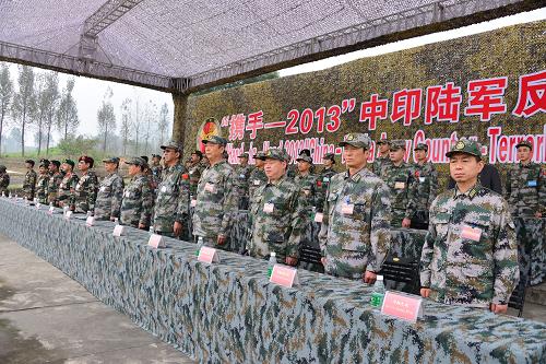 11月5日,在成都軍區(qū)某綜合訓(xùn)練場,參加“攜手-2013”中印陸軍反恐聯(lián)合訓(xùn)練的雙方觀摩團(tuán)成員在主席臺上。 當(dāng)日,“攜手-2013”中印陸軍反恐聯(lián)合訓(xùn)練開訓(xùn)儀式在成都軍區(qū)某綜合訓(xùn)練場舉行。 “攜手-2013”反恐聯(lián)合訓(xùn)練是繼“攜手-2007”、“攜手-2008”之后,中印陸軍舉行的第三次聯(lián)合訓(xùn)練。中方參訓(xùn)部隊(duì)為成都軍區(qū)13集團(tuán)軍一個(gè)步兵連,印方參訓(xùn)部隊(duì)為東部軍區(qū)一個(gè)步兵連,雙方參訓(xùn)兵力各為144人。 新華社發(fā)(王德思 攝)