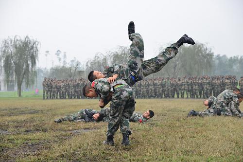 11月5日,在成都軍區(qū)某綜合訓(xùn)練場,參加“攜手-2013”中印陸軍反恐聯(lián)合訓(xùn)練的中方參訓(xùn)士兵演示搏擊術(shù)。 當(dāng)日,“攜手-2013”中印陸軍反恐聯(lián)合訓(xùn)練開訓(xùn)儀式在成都軍區(qū)某綜合訓(xùn)練場舉行。 “攜手-2013”反恐聯(lián)合訓(xùn)練是繼“攜手-2007”、“攜手-2008”之后,中印陸軍舉行的第三次聯(lián)合訓(xùn)練。中方參訓(xùn)部隊(duì)為成都軍區(qū)13集團(tuán)軍一個(gè)步兵連,印方參訓(xùn)部隊(duì)為東部軍區(qū)一個(gè)步兵連,雙方參訓(xùn)兵力各為144人。 新華社發(fā)(王德思 攝)