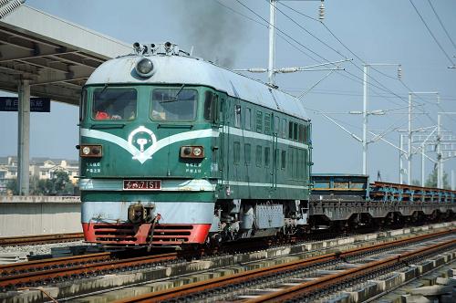 西南地區(qū)首條高鐵加快鋪軌 11月5日,一輛滿載鋼軌的貨運列車駛離在建的成綿樂鐵路客運專線青白江東站。 目前,四川汶川地震災(zāi)后重建的重點交通項目——成綿樂(成都—綿陽—樂山)鐵路客運專線正加緊鋪軌,這標(biāo)志著我國西南地區(qū)首條開工建設(shè)的高速鐵路進入攻堅收尾階段。 總投資405億元的成綿樂鐵路客運專線北起江油,經(jīng)綿陽、德陽、廣漢、成都、彭山、眉山、青神、樂山,直抵至峨眉山下,全長312公里。 新華社記者 薛玉斌 攝