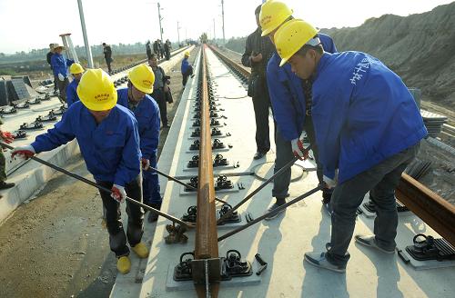 11月5日,工作人員在成綿樂線上鋪設(shè)鋼軌。 目前,四川汶川地震災(zāi)后重建的重點交通項目——成綿樂(成都—綿陽—樂山)鐵路客運專線正加緊鋪軌,這標(biāo)志著我國西南地區(qū)首條開工建設(shè)的高速鐵路進入攻堅收尾階段。 總投資405億元的成綿樂鐵路客運專線北起江油,經(jīng)綿陽、德陽、廣漢、成都、彭山、眉山、青神、樂山,直抵至峨眉山下,全長312公里。 新華社記者 薛玉斌 攝