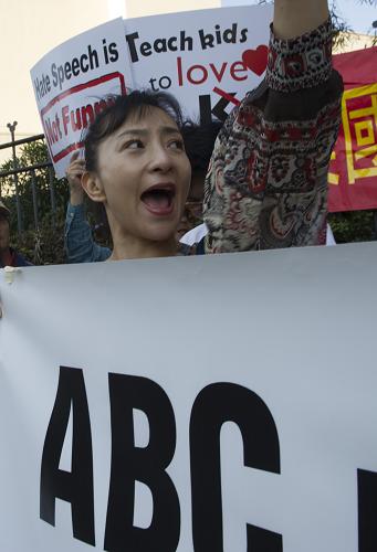 洛杉磯舉行華人華僑示威活動(dòng) 抗議ABC辱華節(jié)目 11月9日,在美國洛杉磯,一名華人呼喊口號(hào)。 當(dāng)天,千余名洛杉磯華人華僑在位于南加州伯班克的ABC總部門前舉行示威抗議活動(dòng),要求ABC解雇主持人吉米·基梅爾,承認(rèn)辱華言論的錯(cuò)誤并做出更加誠懇的道歉。美國廣播公司(ABC)主持人吉米·基梅爾10月16日與幾位兒童在電視節(jié)目里關(guān)于“殺光中國人”對(duì)話在美國引起軒然大波。 新華社記者楊磊攝