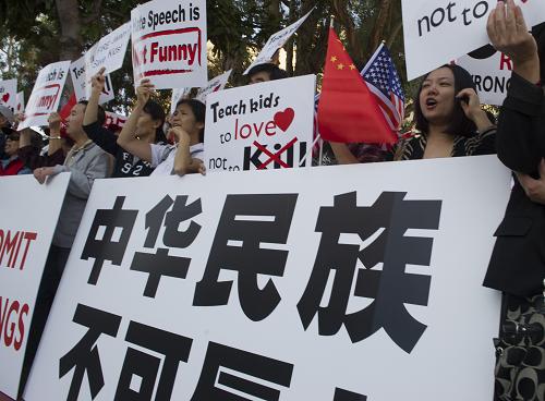 洛杉磯舉行華人華僑示威活動 抗議ABC辱華節(jié)目 11月9日,在美國洛杉磯,華人華僑手持標(biāo)語呼喊口號。 當(dāng)天,千余名洛杉磯華人華僑在位于南加州伯班克的ABC總部門前舉行示威抗議活動,要求ABC解雇主持人吉米·基梅爾,承認(rèn)辱華言論的錯(cuò)誤并做出更加誠懇的道歉。美國廣播公司(ABC)主持人吉米·基梅爾10月16日與幾位兒童在電視節(jié)目里關(guān)于“殺光中國人”對話在美國引起軒然大波。 新華社記者楊磊攝