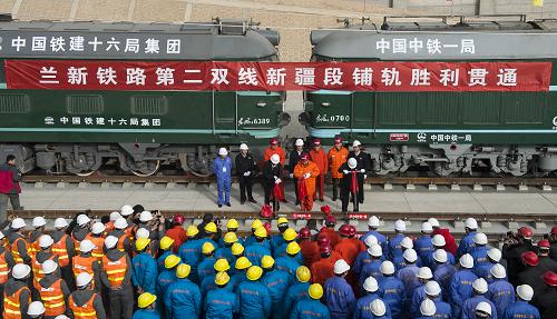 新疆首條高速鐵路鋪軌完工 11月16日,蘭新鐵路第二雙線新疆段鋪軌貫通儀式現(xiàn)場(chǎng)。 11月16日上午,在位于新疆鄯善縣以東80公里處,隨著最后一組500米長(zhǎng)鋼軌鋪設(shè)完成,蘭新鐵路第二雙線新疆段正線710公里鋪軌完工。 全長(zhǎng)的1776公里蘭新鐵路第二雙線是目前世界上一次性建設(shè)里程最長(zhǎng)的高速鐵路,線路東起蘭州,途經(jīng)西寧,西至烏魯木齊,橫跨新疆、甘肅、青海三省區(qū),其中新疆段正線全長(zhǎng)710公里,這也是新疆首條高速客運(yùn)鐵路。旅客列車速度設(shè)計(jì)目標(biāo)值超過(guò)200公里/小時(shí),2014年底正式開(kāi)通運(yùn)營(yíng)之后,現(xiàn)有蘭新鐵路復(fù)線轉(zhuǎn)為以貨運(yùn)為主。 新華社記者 江文耀 攝