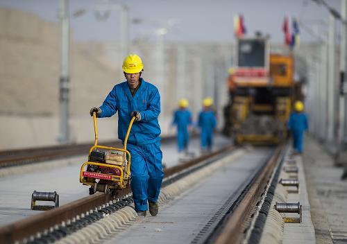 新疆首條高速鐵路鋪軌完工 11月15日,工程建設(shè)人員在蘭新鐵路建設(shè)現(xiàn)場(chǎng)緊固螺栓。 11月16日上午,在位于新疆鄯善縣以東80公里處,隨著最后一組500米長(zhǎng)鋼軌鋪設(shè)完成,蘭新鐵路第二雙線新疆段正線710公里鋪軌完工。 全長(zhǎng)的1776公里蘭新鐵路第二雙線是目前世界上一次性建設(shè)里程最長(zhǎng)的高速鐵路,線路東起蘭州,途經(jīng)西寧,西至烏魯木齊,橫跨新疆、甘肅、青海三省區(qū),其中新疆段正線全長(zhǎng)710公里,這也是新疆首條高速客運(yùn)鐵路。旅客列車速度設(shè)計(jì)目標(biāo)值超過(guò)200公里/小時(shí),2014年底正式開(kāi)通運(yùn)營(yíng)之后,現(xiàn)有蘭新鐵路復(fù)線轉(zhuǎn)為以貨運(yùn)為主。 新華社記者 江文耀 攝