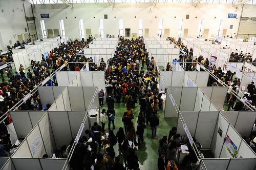 吉林省舉行2014屆大學(xué)畢業(yè)生大型招聘會(huì) 11月16日,在長春市會(huì)展中心,招聘會(huì)現(xiàn)場(chǎng)人頭攢動(dòng)。 當(dāng)日,吉林省高校2014屆畢業(yè)生就業(yè)市場(chǎng)暨吉林大學(xué)2014屆畢業(yè)生就業(yè)創(chuàng)業(yè)大市場(chǎng)在長春市會(huì)展中心舉行。據(jù)了解,本次綜合類大型招聘會(huì)共有700余家用人單位參加,提供就業(yè)崗位信息3萬余個(gè),吸引了上萬名各高校畢業(yè)生前來應(yīng)聘。 新華社記者 許暢 攝