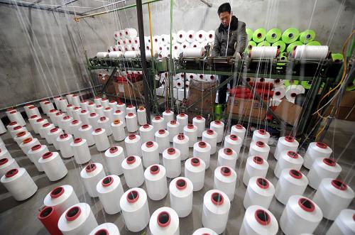 11月20日攝,霸州市平口村一家民營(yíng)企業(yè)的工人在紡織地拖棉紗。河北省霸州市平口村是一個(gè)遠(yuǎn)近聞名的家居保潔產(chǎn)品生產(chǎn)專業(yè)村,現(xiàn)有居民410戶,擁有私營(yíng)企業(yè)280多家,全村近70%的家庭從事家居保潔產(chǎn)品生產(chǎn)及配套產(chǎn)業(yè),形成了從產(chǎn)品研發(fā)、生產(chǎn)加工到市場(chǎng)營(yíng)銷的產(chǎn)業(yè)鏈,2012年人均純收入達(dá)到12000元。近年來(lái),霸州市鼓勵(lì)當(dāng)?shù)剞r(nóng)民“多條腿走路”, 積極引導(dǎo)農(nóng)民興辦有市場(chǎng)、有效益的第二、第三產(chǎn)業(yè),通過(guò)自主創(chuàng)業(yè)、家庭創(chuàng)業(yè),實(shí)現(xiàn)多途徑增收致富。目前,該市個(gè)體工商戶已達(dá)17341家,私營(yíng)企業(yè)2945家,注冊(cè)資本182億元,從業(yè)人員19萬(wàn)多人。 新華社記者 李曉果 攝