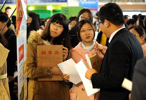 11月20日,用人單位代表(右)在向應(yīng)聘畢業(yè)生介紹崗位和待遇情況。 新華社記者 孫參 攝