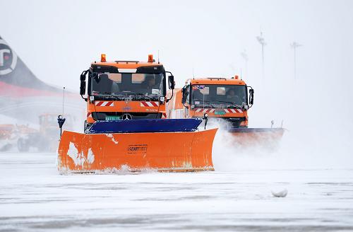 11月19日,清雪車在哈爾濱太平國際機場內(nèi)除雪。11月16日以來,我國東北大部普降大雪,冰城哈爾濱更是迎來1961年有氣象記錄以來最大降雪,黑龍江省多條高速公路關閉,部分列車因雪停運或延誤。為了保障空中交通安全順暢,哈爾濱太平國際機場及時啟動應急預案,空管、運行指揮、飛行區(qū)管理等多個部門緊急聯(lián)動,在飛機起降間隔動態(tài)清除冰雪,確保機場安全順暢運行。據(jù)了解,雖然遭受暴雪侵襲,但連日來哈爾濱機場清冰雪及時有力、服務到位,機場運行基本正常,一直沒有關閉,保障了空中交通的暢通。即使在風雪最大的18日和19日,日執(zhí)行約240個航班的哈爾濱機場每天只有二三十個航班略有延誤,而且大都控制在半個小時之內(nèi)。 新華社記者 王凱 攝