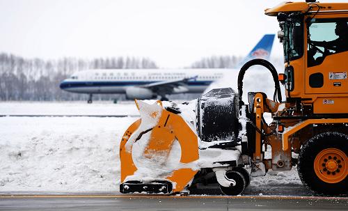 11月19日,一輛清雪車在哈爾濱太平國際機場內(nèi)除雪。新華社記者 王凱 攝