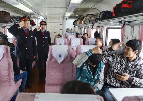 11月21日,在烏魯木齊至和田首趟快速旅客列車上,列車工作人員向旅客介紹列車運(yùn)行情況時(shí)敬禮,一名乘客見狀回禮。當(dāng)日11時(shí)許,烏魯木齊至和田首趟快速旅客列車K9772/3次列車由烏魯木齊火車站開行。此趟列車自今日起隔日開行,全程運(yùn)行32小時(shí)30分鐘。K9772/3次列車為新型空調(diào)車體,乘車環(huán)境更加舒適,運(yùn)行時(shí)間更短,由于車體密封性更好,列車在通過葉城—和田區(qū)段遭遇可能的沙塵天氣時(shí),乘客體驗(yàn)將會(huì)有明顯改善。新華社記者 王菲 攝