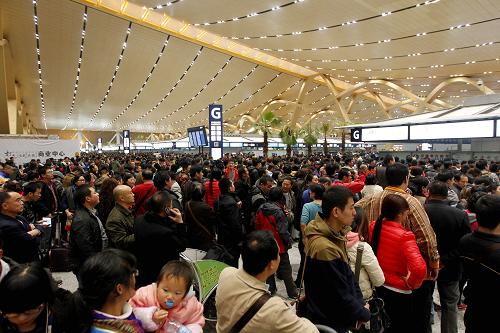11月30日夜間,滯留旅客在昆明長水機場辦理改簽、退票等業(yè)務(wù)。 新華社發(fā) (楊崢 攝)