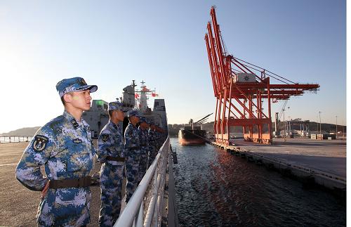 11月30日,井岡山艦準備停靠阿曼蘇丹國塞拉萊港。當?shù)貢r間11月30日,中國海軍第15批護航編隊井岡山艦駛?cè)氚⒙K丹國塞拉萊港,開始靠港補給休整。這是海軍第15批護航編隊自起航以來進行的第4輪靠港休整,也是在亞丁灣海域執(zhí)行任務(wù)期間的最后一輪靠港休整。其間,井岡山艦將補給淡水及新鮮蔬菜、水果等生活物資,并組織官兵分批次輪休。截至11月30日,中國海軍第15批護航編隊已經(jīng)完成40批159艘中外船舶的護航任務(wù),確保了被護船舶的安全。新華社記者 梁舜 攝
