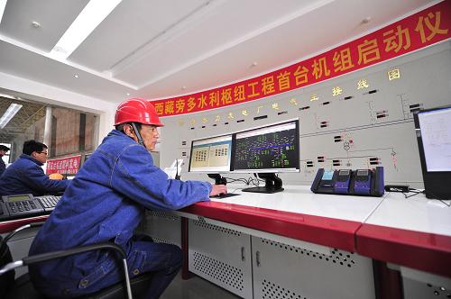 12月10日,工作人員在中控室監(jiān)測(cè)發(fā)電機(jī)組運(yùn)行情況。新華社記者 劉坤 攝